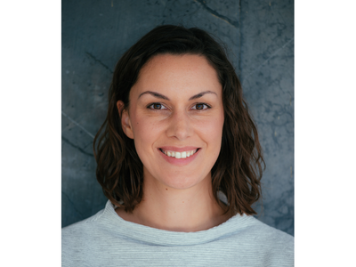 Jinsiy olatiga prezervativ qoygan erkakning videosi